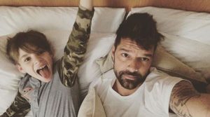 Ricky Martin con uno de sus mellizos