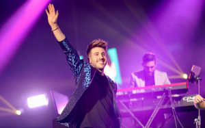 Antonio José se metió en el bolsillo al público con "Me olvidé"