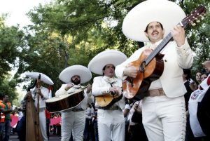 la-gran-mentira-de-los-mariachis-solo-espana-exige-100-socios-para-montar-una-sicav