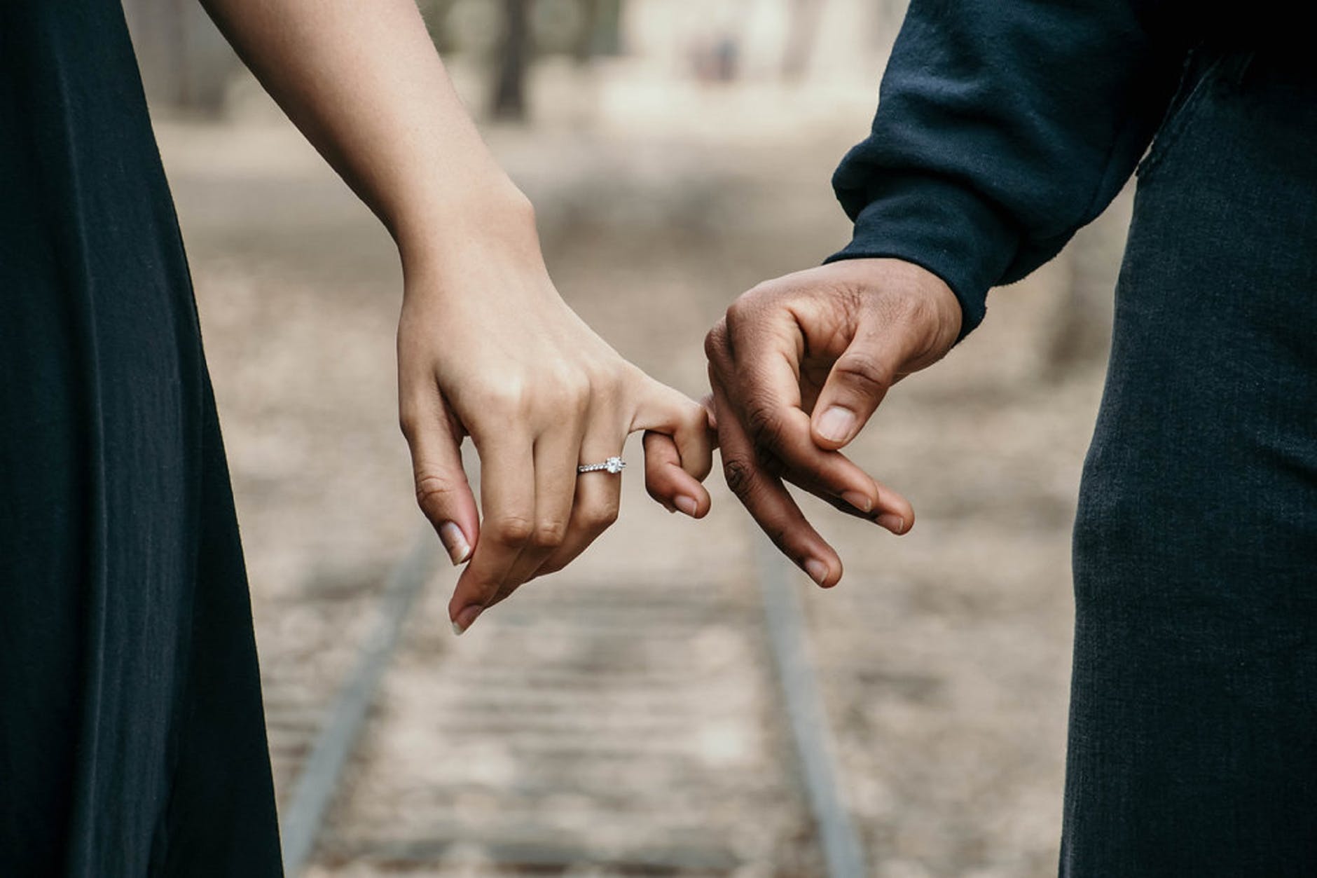 Coger la mano de tu pareja puede aliviar el dolor - Cadena Dial