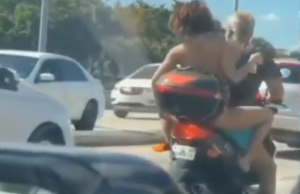 joven-se-depila-en-moto