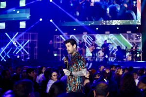 Melendi cantó 'Besos a la lona' no sobre el escenario sino entre el público.