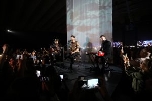 Manuel Carrasco optó por el acústico para llevar al escenario 'Me dijeron de pequeño', uno de esos temas con los que es imposible no emocionarse. También cantó 'Déjame ser'.