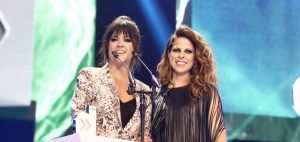 Pastora Soler le entregó su premio a Vanesa Martín y quedó claro que su amistad puede con viento y marea.