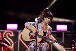 Vanesa Martín cogió la guitarra para cantar 'Inventas'.