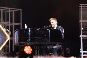 Pablo Alborán se puso al piano para compartir 'Tu refugio'.