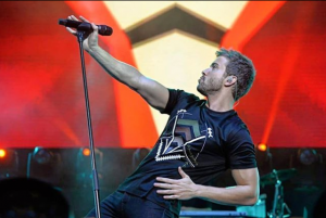 Pablo Alborán desafía las bajas temperaturas en su concierto