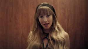 Aitana en el videoclip de Nada sale mal