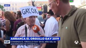 gay espejo publico