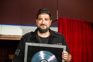 Antonio Orozco recibiendo el Ticket de Oro en el verano de 2019