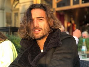 Maluma con el pelo largo y despeinado