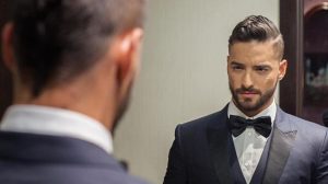 Maluma luce trenzas frente al espejo