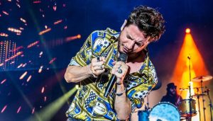 Manuel Carrasco dándolo todo en un concierto