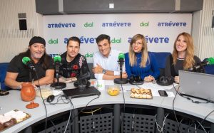 Dani Martín con el equipo de Atrévete