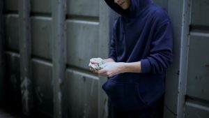 adolescente cuenta dinero