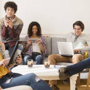 jovenes chatean casa