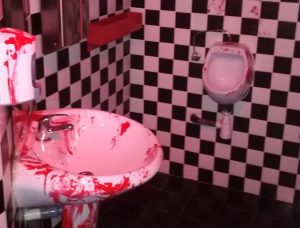 Baño lleno de sangre