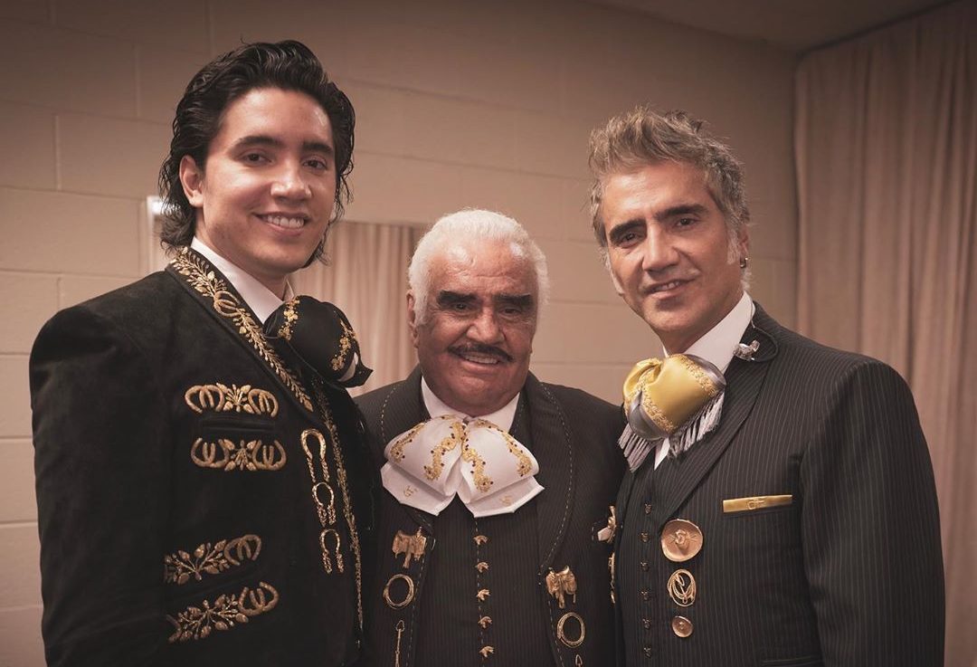 Alex, Alejandro y Vicente Fernández, tres generaciones sobre un mismo  escenario - Cadena Dial