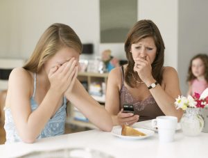 madre e hija disgustadas