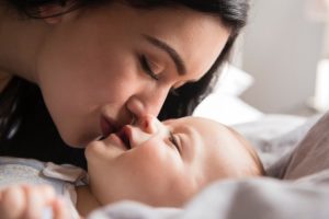 beso madre a bebe