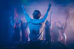 Destroza la casa de sus vecinos por culpa de una fiesta