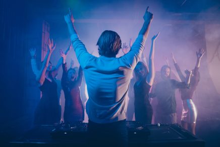 Destroza la casa de sus vecinos por culpa de una fiesta