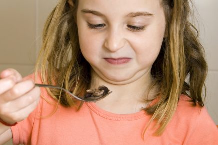 Cara de asco de una niña al comer