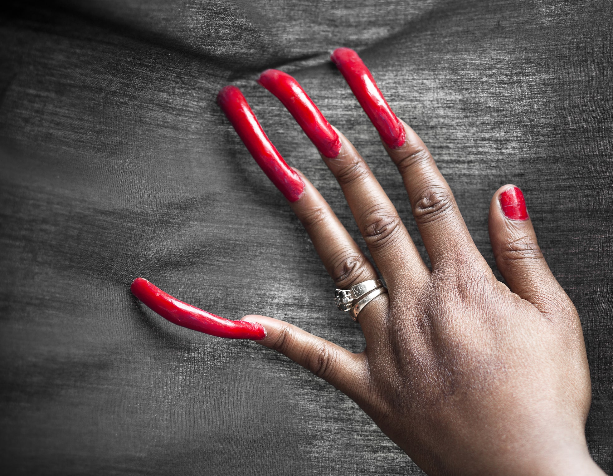 un hombre india logra un récord con sus uñas de nueve metros