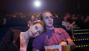 pareja adolescente en el cine