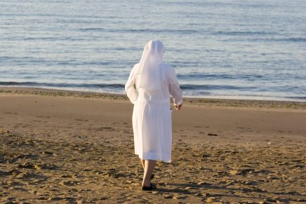 una monja en la playa