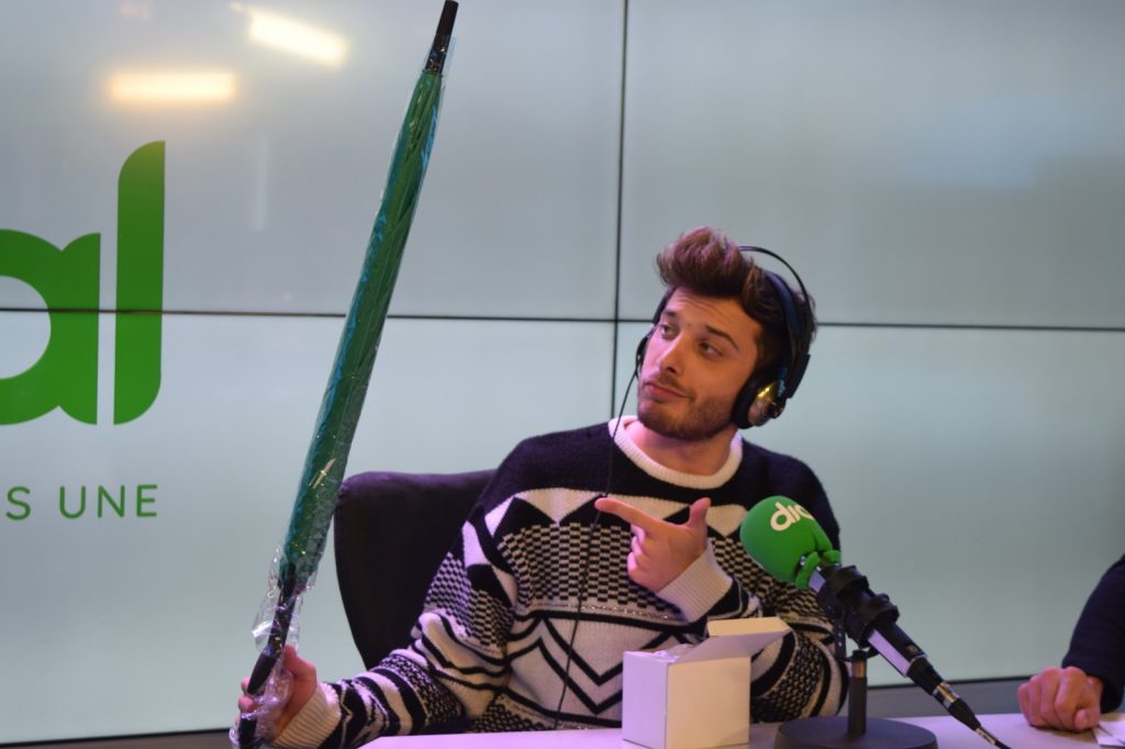 Blas Cantó recibe el paraguas de Atrévete