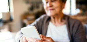 Una abuela usando el móvil