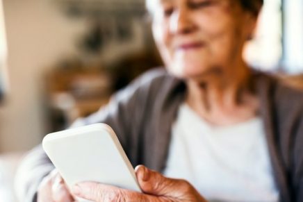 Una abuela usando el móvil