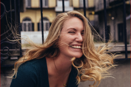 Mujer sonriendo Photo by Jeryd Gillum on Unsplash