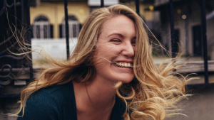 Mujer sonriendo Photo by Jeryd Gillum on Unsplash