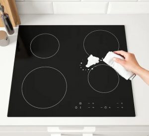 Vitroceramica limpia con pasta de dientes