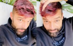 Ricky Martin se tiñe el pelo de rosa