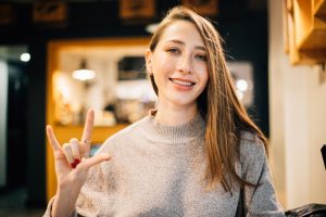 chica haciendo lenguaje de signos