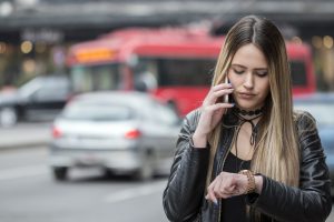 El truco de dos oyentes para no volver a esperar a sus amigas