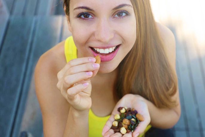 mujer frutos secos ejercicio dieta