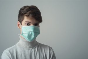 Hombre con mascarilla