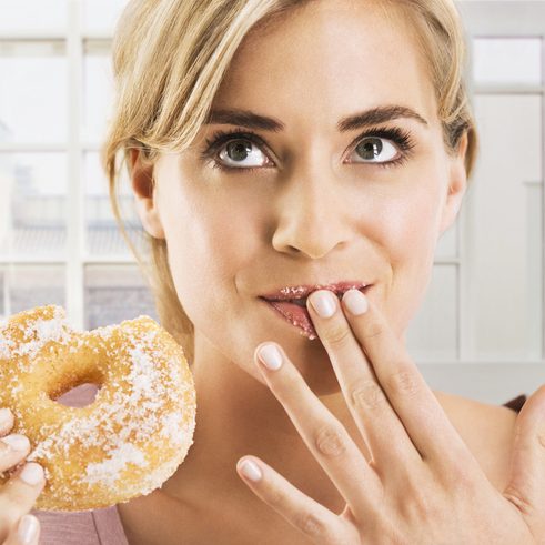 mujer bollo donut azúcar