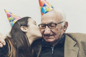 abuelo y nieta de cumpleaños