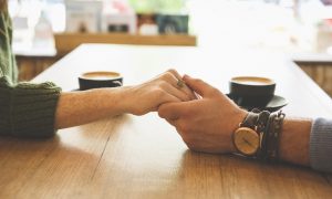 reloj pareja dándose la mano