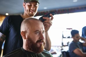 hombre se corta el pelo