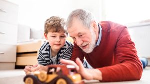 abuelo y nieto jugando con un coche