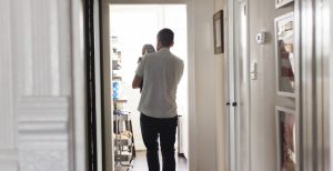 hombre lleva a su hijo en el pasillo