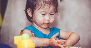 Aprovecha el despiste de su abuelo para un empacho de perritos calientes