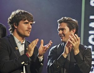 dani martín juanes colaboración canción los huesos