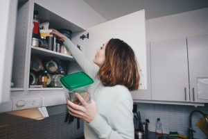 mujer despensa coronavirus alimentos